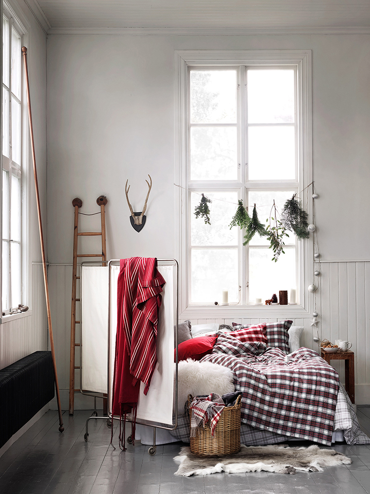 Festive Bedroom | via Ollie & Sebs Haus 